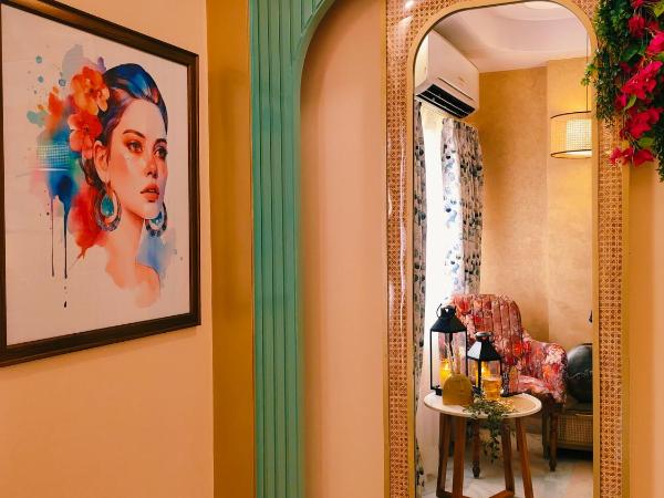 Hotel Sarang Palace - Boutique Stays : photo 4 de la chambre bohemian theme room with artistic rattan décor and designer washroom