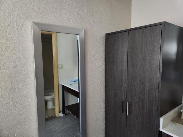 Days Inn by Wyndham Charlotte Northlake : photo 1 de la chambre chambre lit king-size pour personnes à mobilité réduite - non-fumeurs