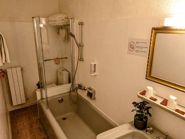 Hôtel Richelieu : photo 3 de la chambre chambre triple avec baignoire