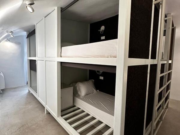 Hostel 16 Oia : photo 2 de la chambre lit dans dortoir de 8 lits - réservé aux femmes