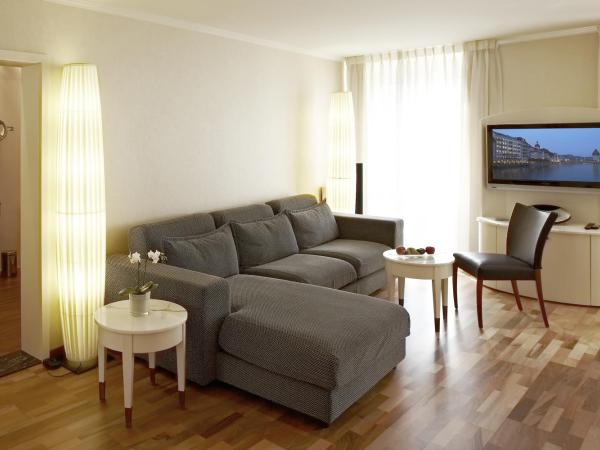 Hotel des Balances : photo 8 de la chambre suite avec jacuzzi et balcon - vue sur rivière