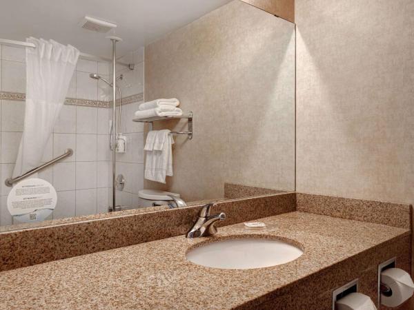 Days Inn by Wyndham Calgary South : photo 2 de la chambre chambre lit queen-size premier - non-fumeurs