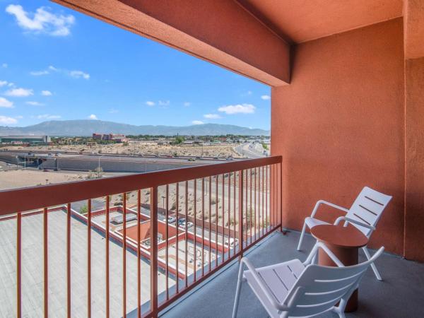 Embassy Suites by Hilton Albuquerque : photo 2 de la chambre suite avec 2 lits doubles et balcon