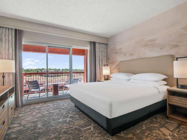 Embassy Suites by Hilton Albuquerque : photo 4 de la chambre suite 2 pièces avec lit king-size et balcon