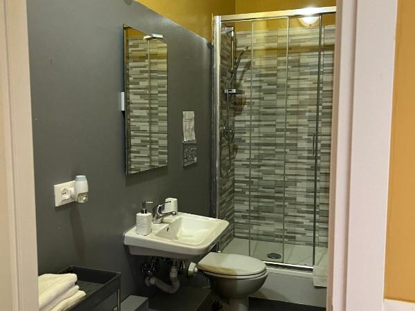 Central Suite Bed&Breakfast : photo 5 de la chambre chambre quadruple avec douche