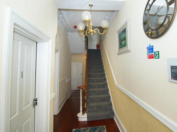 Victorian Woods BnB : photo 10 de la chambre chambre familiale avec salle de bains commune