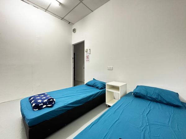 Jiaxin Dormitory-Setia Indah 家馨青年旅宿 : photo 7 de la chambre chambre lits jumeaux avec toilettes communes