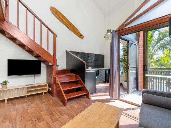 Aquarius Backpackers Resort : photo 2 de la chambre chambre lit queen-size avec baignoire spa