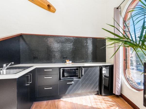 Aquarius Backpackers Resort : photo 8 de la chambre chambre lit queen-size avec baignoire spa