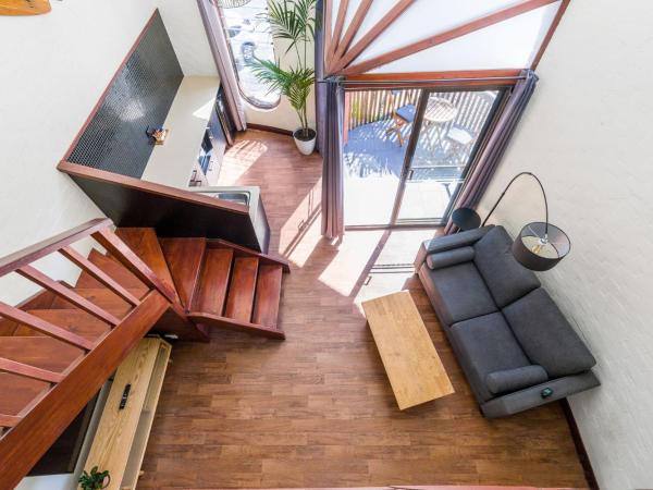 Aquarius Backpackers Resort : photo 5 de la chambre chambre lit queen-size avec baignoire spa