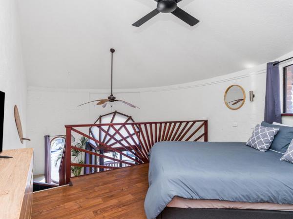 Aquarius Backpackers Resort : photo 3 de la chambre chambre lit queen-size avec baignoire spa