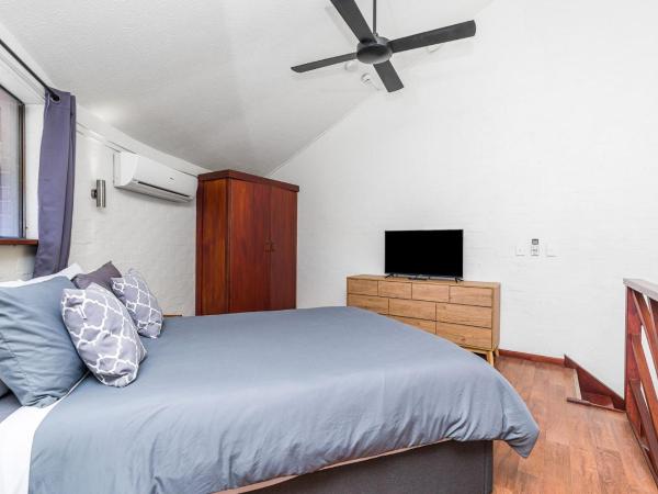 Aquarius Backpackers Resort : photo 4 de la chambre chambre lit queen-size avec baignoire spa