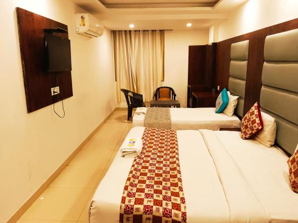 Hotel The Tark Near IGI Airport Delhi : photo 1 de la chambre chambre lit king-size supérieure