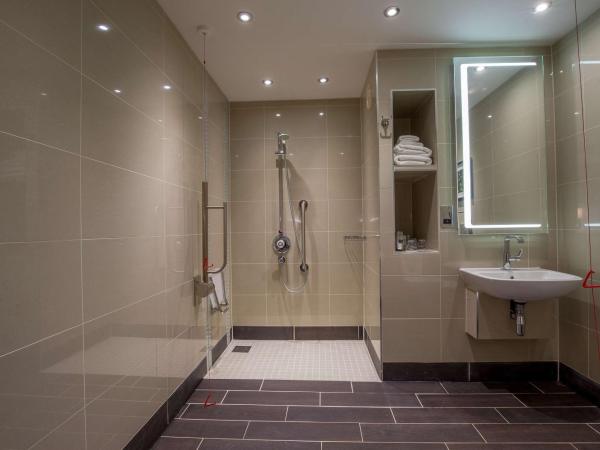 DoubleTree by Hilton Hotel Nottingham - Gateway : photo 5 de la chambre suite junior lit queen-size - accessible aux personnes à mobilité réduite