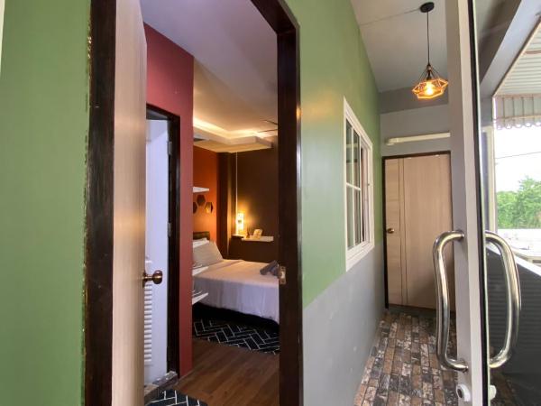 VarietyD-DayHostel HuaHin : photo 6 de la chambre chambre simple avec salle de bains 