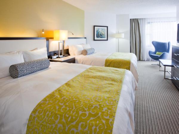 The Hollis Halifax - a DoubleTree Suites by Hilton : photo 2 de la chambre suite lit queen-size avec vue sur le port