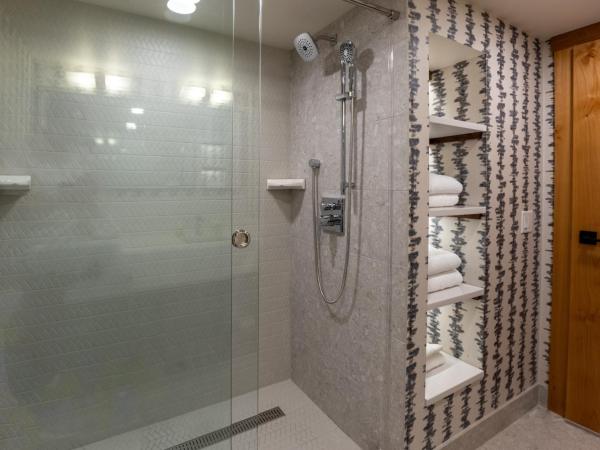 Hotel Canoe and Suites : photo 5 de la chambre chambre supérieure - 2 lits quenn-size