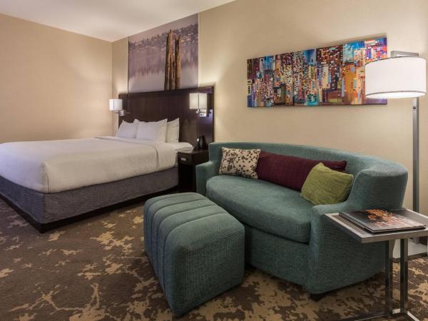 Courtyard by Marriott Portland City Center : photo 3 de la chambre chambre lit king-size avec canapé-lit