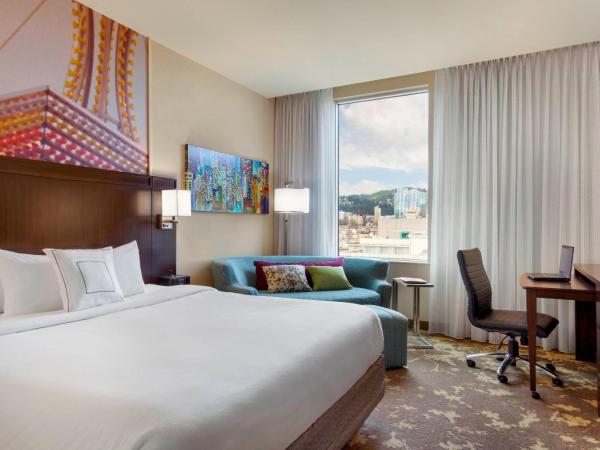 Courtyard by Marriott Portland City Center : photo 2 de la chambre chambre lit king-size avec canapé-lit