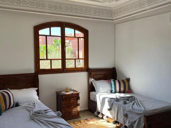 Villa : photo 6 de la chambre chambre lits jumeaux - vue sur jardin