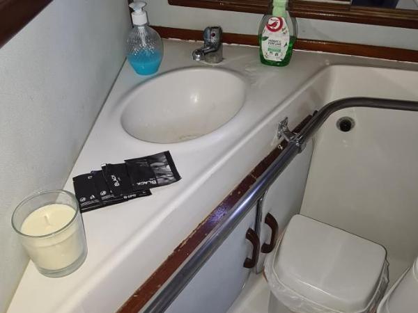 Boat to sleep in Barcelona : photo 2 de la chambre mobile home