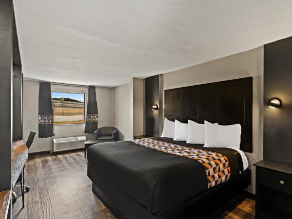 Scottish Inns Austin Downtown : photo 7 de la chambre suite lit king-size – non-fumeurs