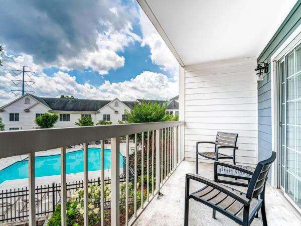 Hotel Indigo Atlanta Vinings, an IHG Hotel : photo 6 de la chambre chambre lit king-size - vue sur piscine
