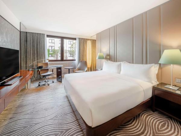 Hilton Berlin : photo 2 de la chambre chambre lit king-size - vue sur cour