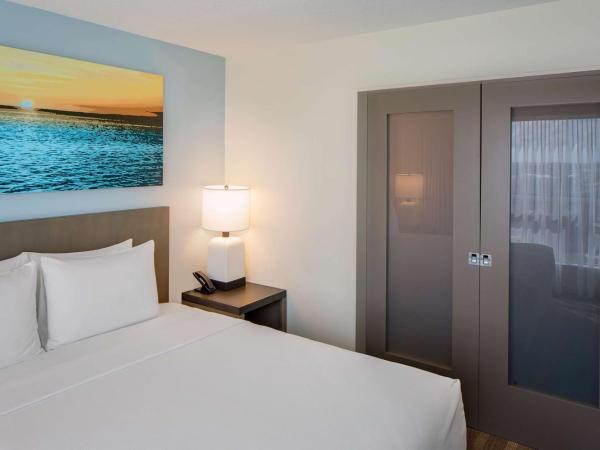 Hyatt House across from Universal Orlando Resort : photo 4 de la chambre specialty family king suite with bunk beds and sofa bed