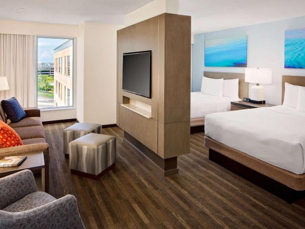 Hyatt House across from Universal Orlando Resort : photo 5 de la chambre studio suite with two queen beds, sofa bed and kitchen