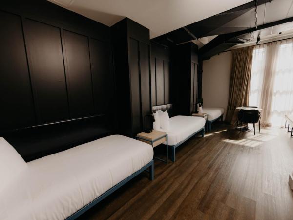 Waymore's Hotel : photo 1 de la chambre three twin beds studio suite with kitchenette