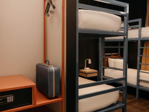 Waymore's Guest House and Casual Club : photo 4 de la chambre two twin bunk beds room