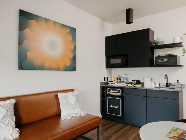 Waymore's Hotel : photo 3 de la chambre king bed junior suite with kitchenette