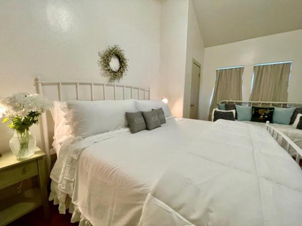The River Road Retreat at Lake Austin-A Luxury Guesthouse Cabin & Suite : photo 3 de la chambre suite familiale avec balcon