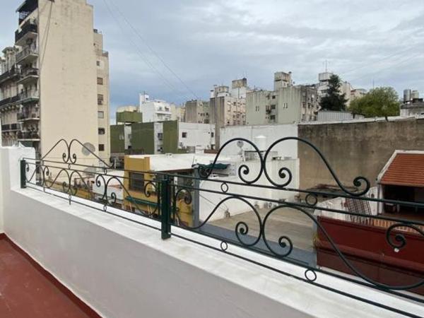 Casa en el Encantador San Telmo - 8 habitaciones : photo 8 de la chambre chambre lits jumeaux avec salle de bains commune