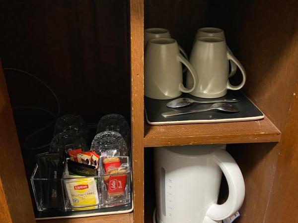 Adelaide Inn : photo 7 de la chambre deluxe queen and two king singles with spa and balcony