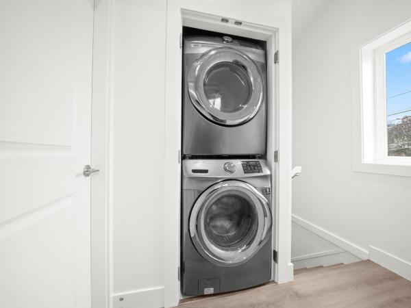 Entire NEW Cozy and Modern 2-storey HOUSE : photo 1 de la chambre appartement 2 chambres