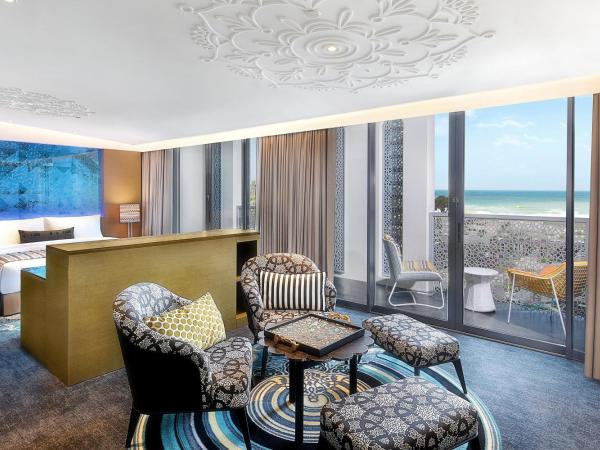 W Muscat : photo 1 de la chambre suite junior fantastique avec lit king-size et balcon - vue sur mer
