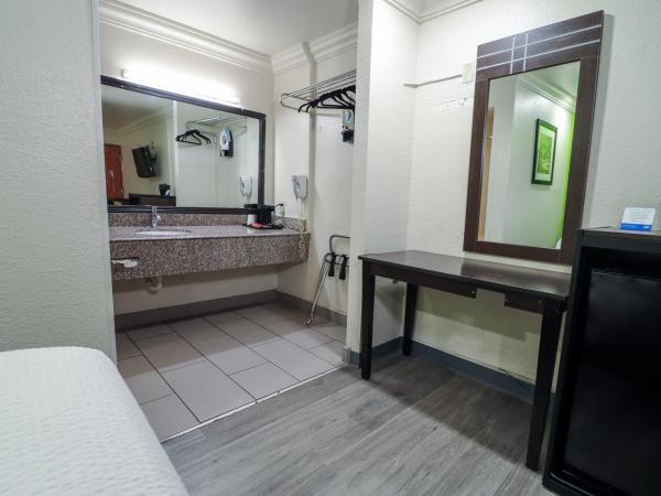 Rodeway Inn San Antonio Lackland AFB - SeaWorld : photo 4 de la chambre chambre lit king-size - non-fumeurs