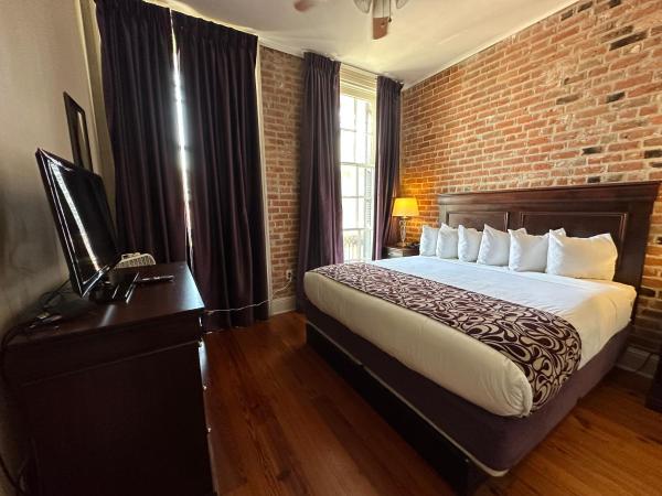 Inn on St. Ann, a French Quarter Guest Houses Property : photo 1 de la chambre chambre lit king-size de luxe intérieure