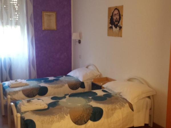 Luci A San Siro : photo 3 de la chambre chambre lits jumeaux avec salle de bains commune