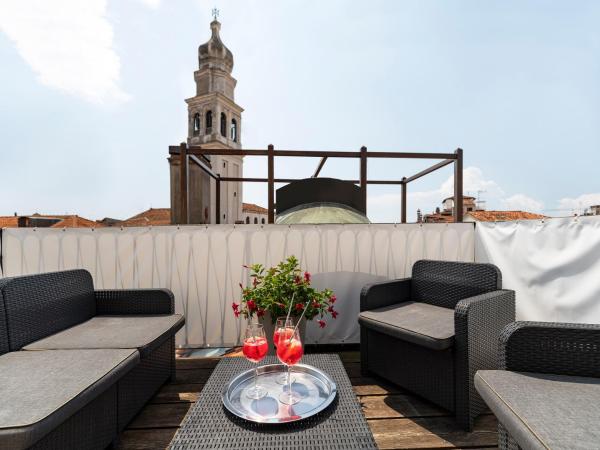 Palazzo Schiavoni Residenza d'epoca & Suite-Apartments : photo 4 de la chambre two-bedroom apartment with terrace and canal view