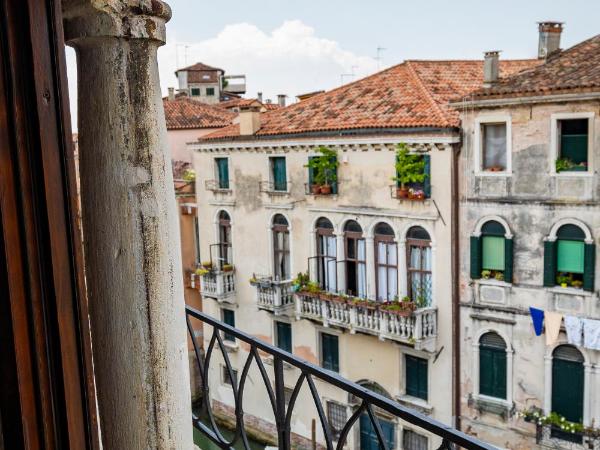 Palazzo Schiavoni Residenza d'epoca & Suite-Apartments : photo 3 de la chambre appartement 2 chambres - vue sur canal