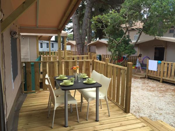 Boutique Camping Materada Beach : photo 8 de la chambre tente avec terrasse