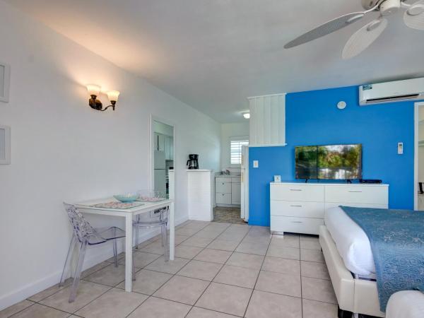 Castle by the Sea Motel : photo 3 de la chambre hébergement avec coin cuisine (2 lits doubles)