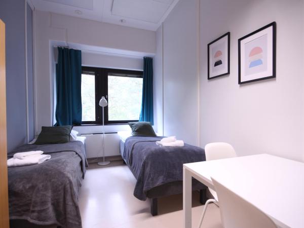 Forenom Hostel Espoo Kilo : photo 4 de la chambre chambre lits jumeaux standard avec salle de bains commune