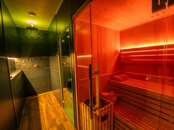 L'eSPAce détente : photo 6 de la chambre suite lit king-size avec baignoire spa