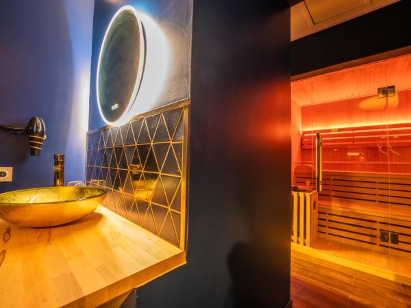 L'eSPAce détente : photo 4 de la chambre suite lit king-size avec baignoire spa