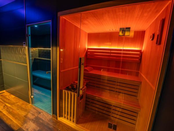 L'eSPAce détente : photo 5 de la chambre suite lit king-size avec baignoire spa