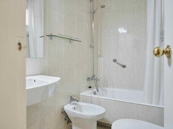 Mesón Castilla Atiram Hotels : photo 9 de la chambre chambre lits jumeaux